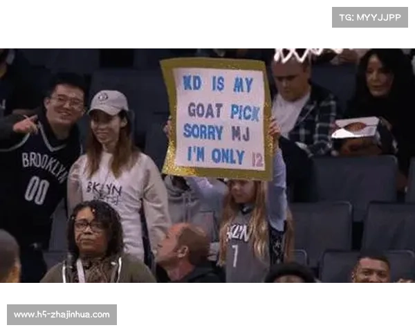 小球迷场边举牌致敬偶像，球员赛后赠送球衣暖心互动